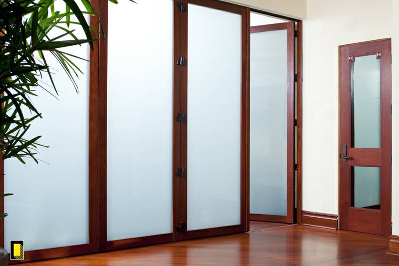 折叠门与隐私玻璃和男人门